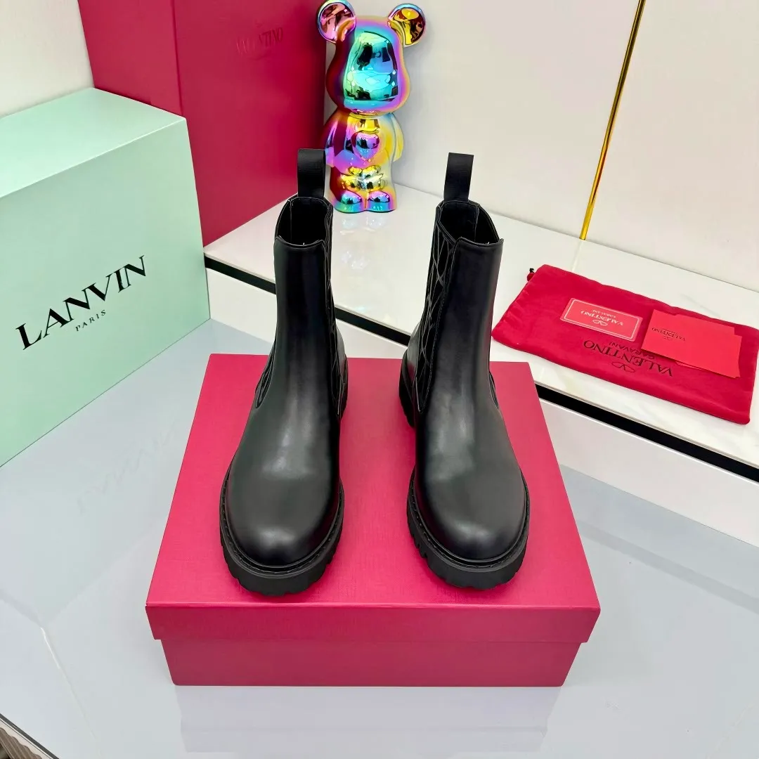 👟👟Ex-factory price 620👟👟 Valentino. Valentino counter’s latest series of V-style short boots with rivets and metal elements. The upper foot is luxurious and gorgeous. The details are perfect. Exquisite and durable. Can be matched with beautiful clothing in spring, summer, autumn and winter. Fabric: Original customized calfskin upper with metal plating brand exclusive rivet buckle that will never oxidize and fade. Original cowhide lining. Feet. Original molded Logo wear-resistant velvet rubber combination outsole. SIZE: 35 to 40. (41 can be customized and cannot be returned or exchanged) Equipped with original packaging at the counter!